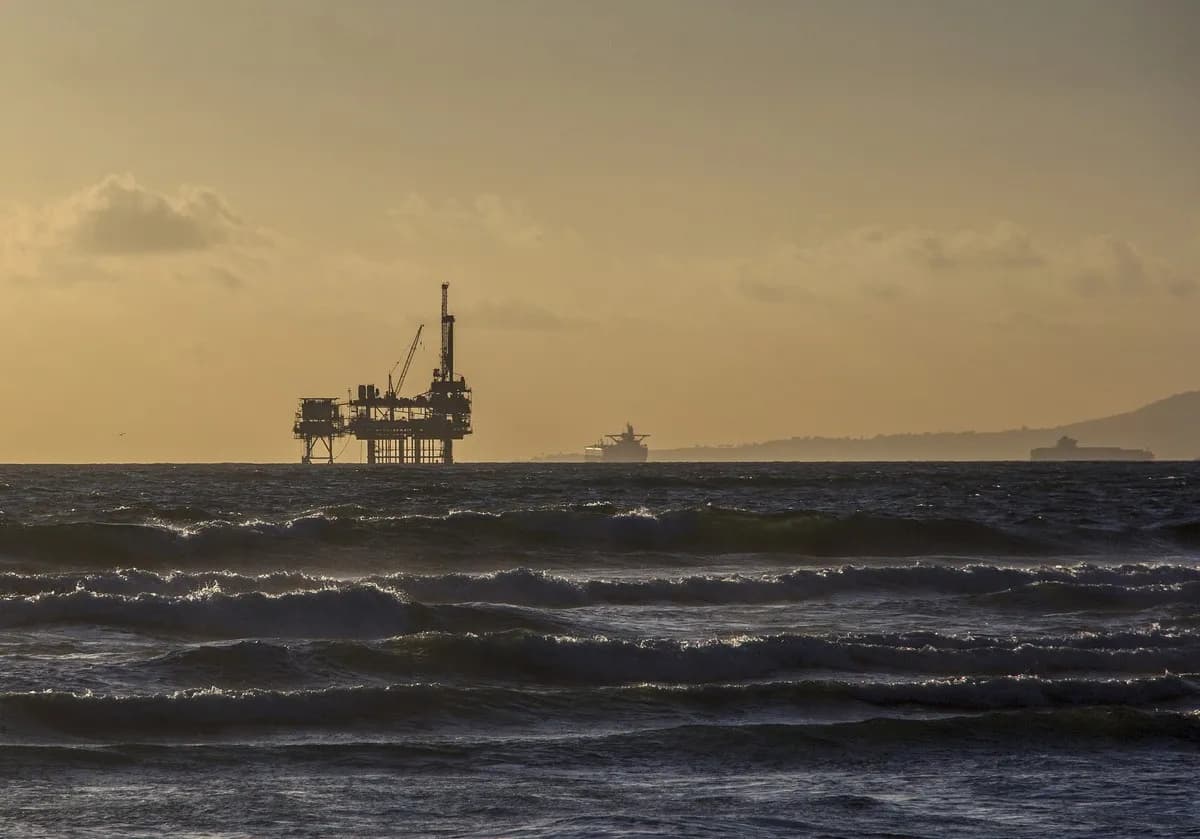 Oil Prices Retreat Amid Speculation on Easing US Sanctions on Iran