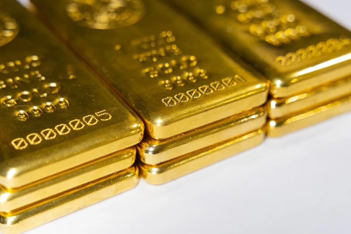 Gold Prices Fall as Dollar Strengthens Following US Inflation Data